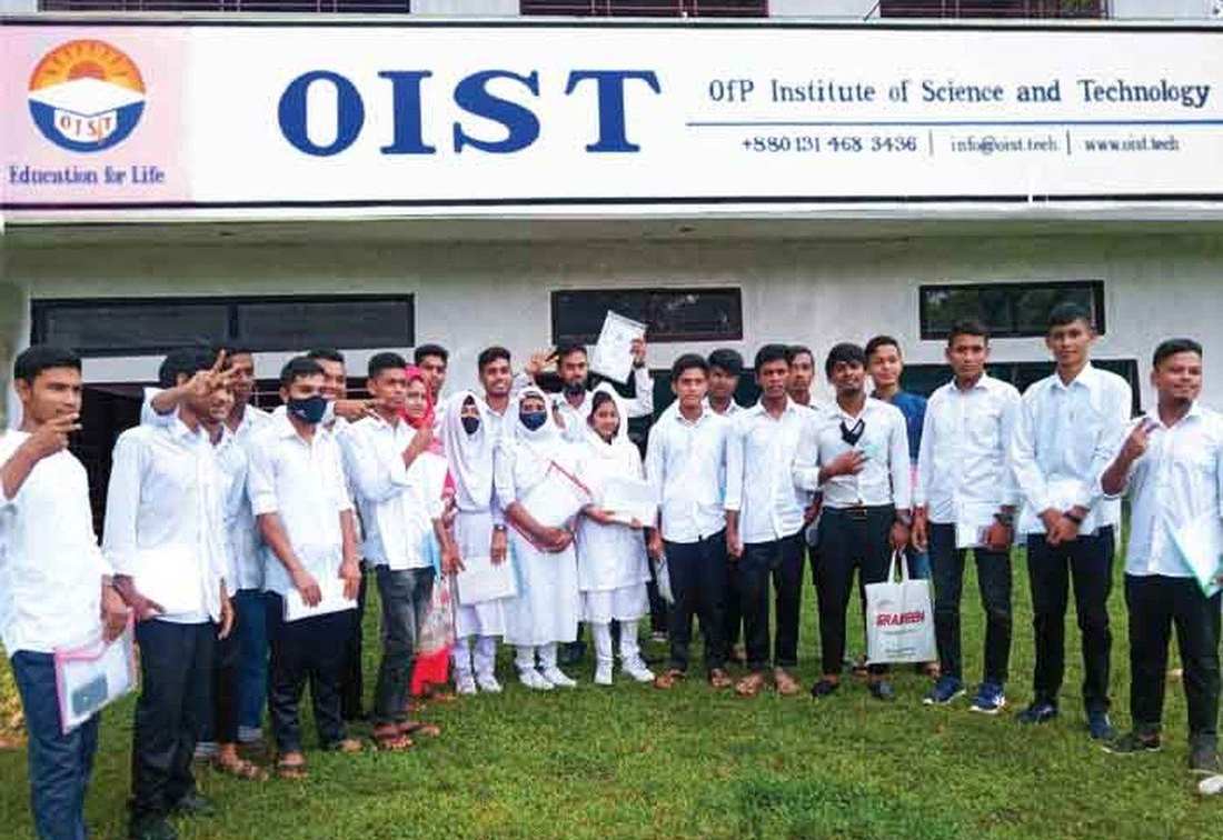 Graduates outside the OfP Institute of Science and Technology (OIST) with their certificates